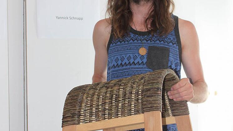 Yannick Schnapp hat einen ungewöhnlichen Hocker aus Holz und Geflecht entworfen und hergestellt.