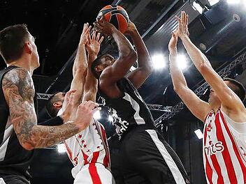 Foul oder nicht? Beim letzten Wurf wurde Darius Miller (mit Ball) von den Belgrader Riesen Ognjen Kuzmic (l.) und Milko Bjelica in die Zange genommen. Foto: sportpress