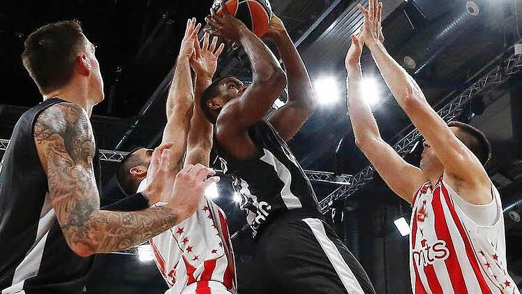 Foul oder nicht? Beim letzten Wurf wurde Darius Miller (mit Ball) von den Belgrader Riesen Ognjen Kuzmic (l.) und Milko Bjelica in die Zange genommen. Foto: sportpress