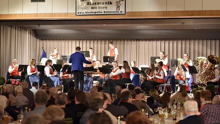 Mit vielen modernen Rhythmen erfreuten die "Sterzelbacher Musikanten" aus Prappach die Zuhörer beim Abend der Blasmusik in Königsberg. Foto: Gerold Snater