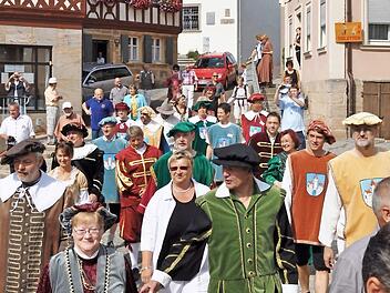 Das Altstadtfest wird wieder mit einem Festzug in historischen Gewändern eröffnet. Foto: Archiv