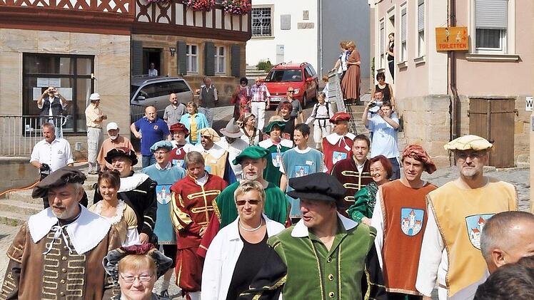 Das Altstadtfest wird wieder mit einem Festzug in historischen Gewändern eröffnet. Foto: Archiv