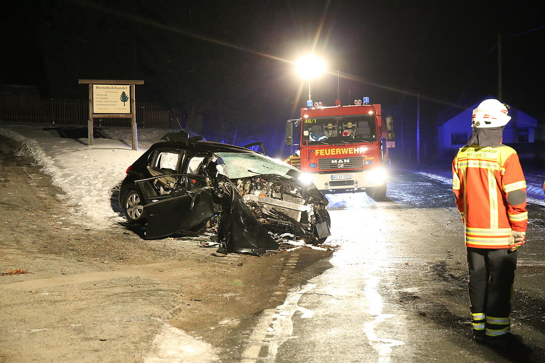 Autofahrerin bei Ahornberg fährt frontal gegen Baum
