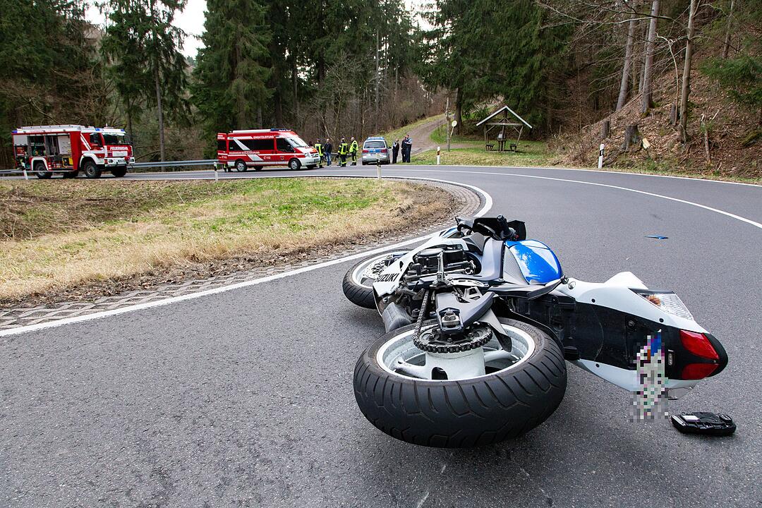 Motorrad kollidiert mit Linienbus: Coburger stirbt bei Unfall in Thüringen