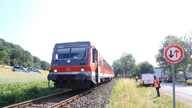Ein Regionalexpress ist am Dienstagmorgen im Landkreis Miltenberg gegen einen Lkw geprallt. Foto: NEWS5 / Merzbach