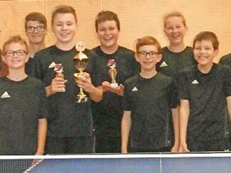 Zweifacher Tischtennis-Vereinsmeister der Jungen wurde beim TSV Stockheim Jonas Gößwein (Vierter v. l.). Mit im Bild (v. l.) Abteilungsleiter Harald Wich, Kilian Stumpf, Kevin Schulz, Philipp Suffa, David Schülner, Annika Büsch, Christian Suffa und Niklas Welscher  Foto: H. Franz