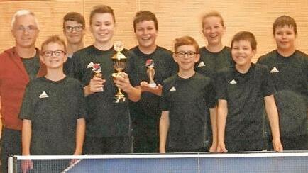 Zweifacher Tischtennis-Vereinsmeister der Jungen wurde beim TSV Stockheim Jonas Gößwein (Vierter v. l.). Mit im Bild (v. l.) Abteilungsleiter Harald Wich, Kilian Stumpf, Kevin Schulz, Philipp Suffa, David Schülner, Annika Büsch, Christian Suffa und Niklas Welscher  Foto: H. Franz