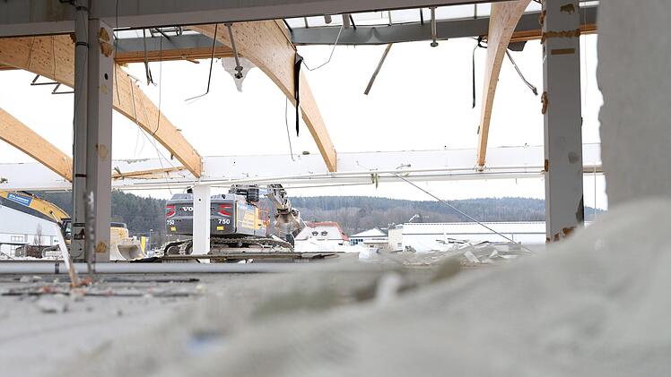 Viel ist vom ehemaligen Hagebaumarkt in der Siechenangerstraße nicht mehr zu sehen. Foto: Marian Hamacher