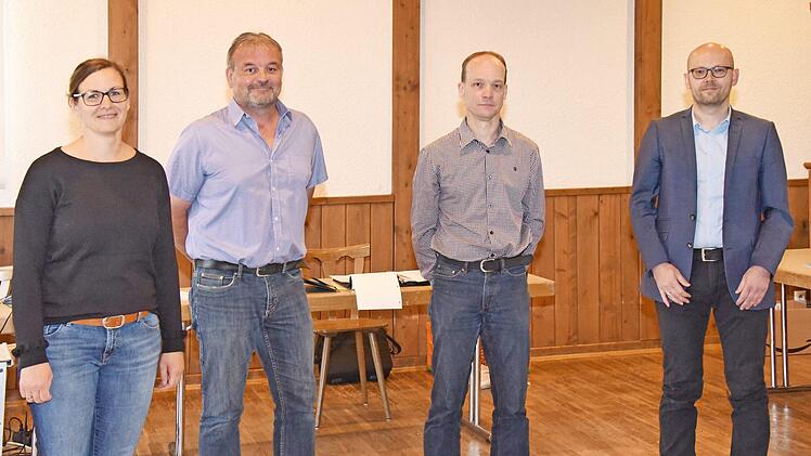 Die neuen Gemeinderäte und der neuen Bürgermeister von Hetzles halten Abstand: Nadine Raab, Ottmar Kraus, Andreas Albert und Erster Bürgermeister Michael Bayer (von links).  Foto: Karl-Heinz Wirth