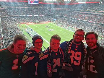 Gleich im Dutzend hatte es die American Football-Clique aus Thulba in die Allianz Arena geschafft. Zu den Gl&uuml;cklichen geh&ouml;rten (von links) Marius Meindl, Julius G&ouml;b, Lukas Sch&auml;fer, Christopher Meindl und Tobias Kolb. Foto: Jens Weigand