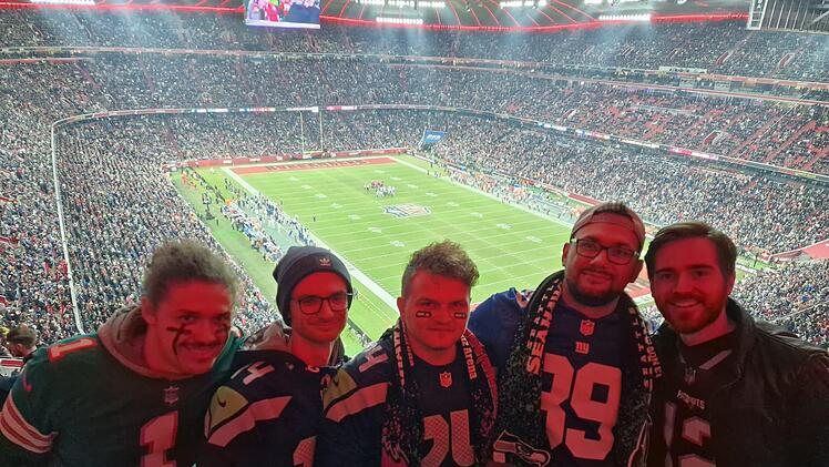 Gleich im Dutzend hatte es die American Football-Clique aus Thulba in die Allianz Arena geschafft. Zu den Glücklichen gehörten (von links) Marius Meindl, Julius Göb, Lukas Schäfer, Christopher Meindl und Tobias Kolb. Foto: Jens Weigand