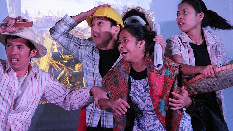 Der Staudamm bricht - Szene aus dem Musical-Drama "Once We Had A Dream". Foto: Angelika Silberbach