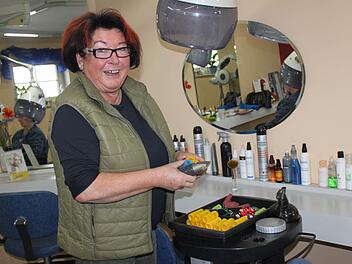 Auch nach ihrer Betriebsübergabe ist Edith Wunder mit Leib und Seele Friseurin. Foto: Veronika Schadeck