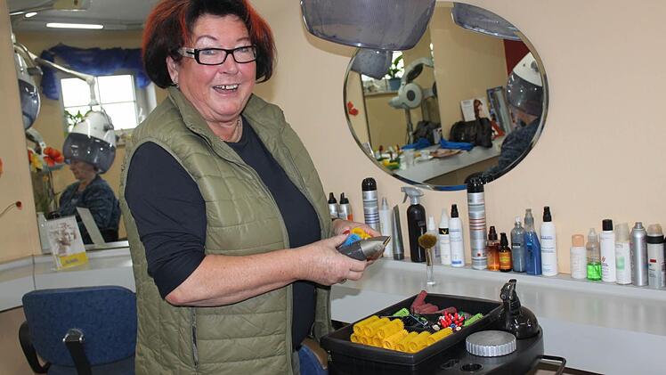 Auch nach ihrer Betriebsübergabe ist Edith Wunder mit Leib und Seele Friseurin. Foto: Veronika Schadeck