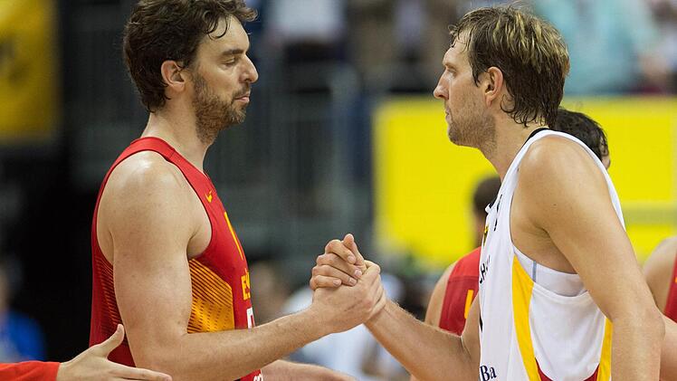 Zwei NBA-Champions: Spaniens Pau Gasol (links) verabschiedet sich von Dirk Nowitzki, der wahrscheinlich sein letztes Spiel für Deutschland bestritten hat. Foto: Lukas Schulze/dpa