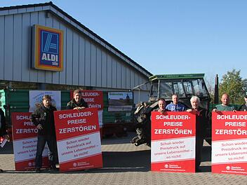 Zehn Landwirte demonstrierten vor dem Aldi in Mainleus gegen die Dauer-Tiefstpreise und forderten: Schluss mit Preisdruck bei Lebensmitteln