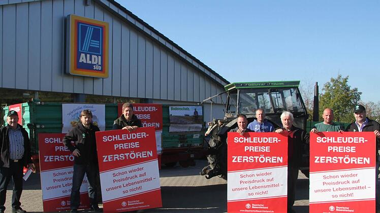Zehn Landwirte demonstrierten vor dem Aldi in Mainleus gegen die Dauer-Tiefstpreise und forderten: Schluss mit Preisdruck bei Lebensmitteln