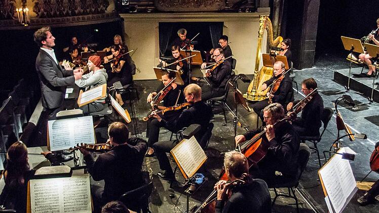 "Babar der Elefant" erklang im Landestheater Coburg. Moderator und Dirigent war Dominik Tremel.Foto: Jochen Berger