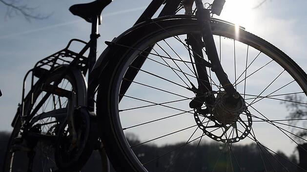 Ein 73 Jahre alter Radfahrer ist im unterfr&auml;nkischen Zimmern auf einem Radweg gest&uuml;rzt und gestorben. Die Kripo W&uuml;rzburg sucht nach zwei wichtigen Zeugen. Symbolfoto: dpa