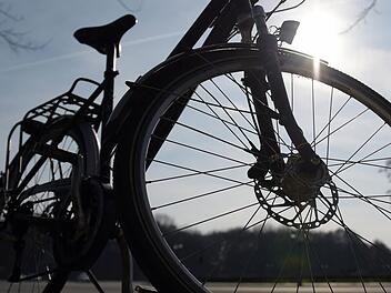 Ein 73 Jahre alter Radfahrer ist im unterfränkischen Zimmern auf einem Radweg gestürzt und gestorben. Die Kripo Würzburg sucht nach zwei wichtigen Zeugen. Symbolfoto: dpa