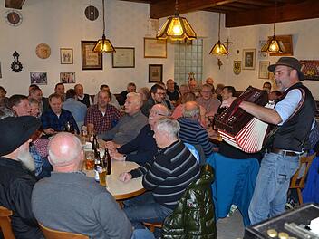 Ingo Singer begeistert mit fränkischen Volksweisen und Kerwasliedla in der Braustube Heller.  Fotos: Bernhard Panzer