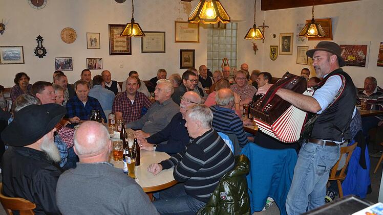 Ingo Singer begeistert mit fränkischen Volksweisen und Kerwasliedla in der Braustube Heller.  Fotos: Bernhard Panzer