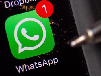 Die unterfränkische Polizei warnt derzeit vor einem geschmacklosen Kettenbrief bei WhatsApp. Symbolfoto: Arno Burgi/dpa