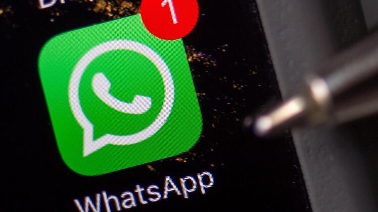 Die unterfränkische Polizei warnt derzeit vor einem geschmacklosen Kettenbrief bei WhatsApp. Symbolfoto: Arno Burgi/dpa