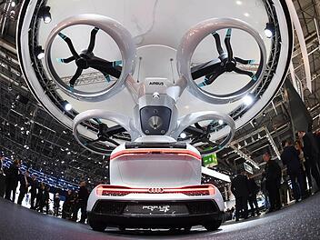 So könnten sie aussehen, die fliegenden Flitzer: Auf dem Genfer Autosalon hat die Zukunft bereits begonnen. Lufttaxis sollen den Verkehr der Zukunft entlasten. Foto: Uli Deck/dpa