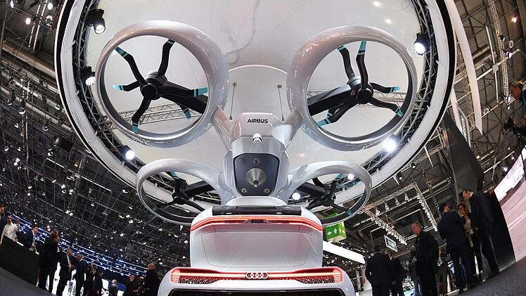 So könnten sie aussehen, die fliegenden Flitzer: Auf dem Genfer Autosalon hat die Zukunft bereits begonnen. Lufttaxis sollen den Verkehr der Zukunft entlasten. Foto: Uli Deck/dpa