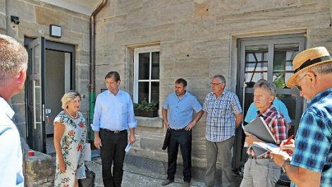 Bürgermeisterin Gertrud Werner erklärt in Kleinsendelbach die Sanierung des Rathauses.