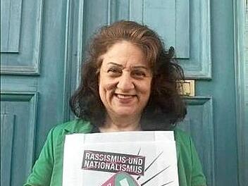 Mitra Sharifi, Vorsitzende der Arbeitsgemeinschaft der Ausländer-, Migranten- und Integrationsbeiräte, zeigt Flagge. Foto: p