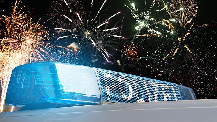 Auf &ouml;ffentlichen Pl&auml;tzen Raketen steigen zu lassen ist in desem Jahr verboten. Die Ha&szlig;furter Polizei wird daher vermehrt f&uuml;r Kontrollen unterwegs sein. Symbolbild: OFC pictures/stock.adobe.com