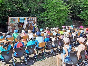 Unbeschwerte Normalität: Grundschulkinder erleben auf ihrem Pausenhof ein Theaterstück.
