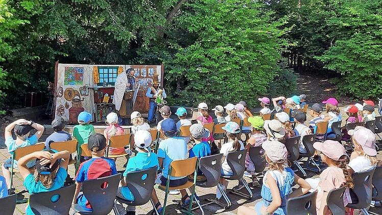 Unbeschwerte Normalität: Grundschulkinder erleben auf ihrem Pausenhof ein Theaterstück.