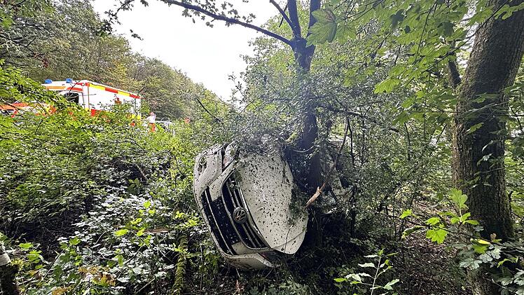 Königsberg: Autofahrer verunglückt auf Staatsstraße 2278 schwer - Wagen "gegen Baum katapultiert"