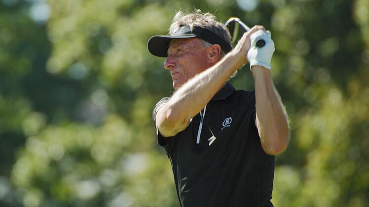 Bernhard Langer, immer noch auf dem Golfplatz: Der mittlerweile 68-Jährige ist seit über 50 Jahren Golfprofi. "Bernhard Langer - Der ewige Champion" versucht zu erklären, wie eine fast schon absurd langlebige Karriere überhaupt passieren kann.