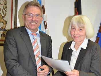Ilse Harrer-Kluge wurde für 40-jährigen Schuldienst von Schulamtsdirektor Uwe Dörfer geehrt.