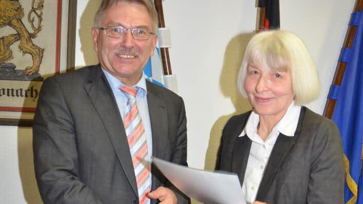 Ilse Harrer-Kluge wurde für 40-jährigen Schuldienst von Schulamtsdirektor Uwe Dörfer geehrt.