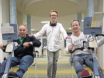 Drei Leipold-Generationen in einem Fitnessraum: Egon (78), Tim (14) und Alexander Leipold (44) haben eine ganz besondere Beziehung zum Bad Rodacher Medical Park. Foto: Berthold Köhler