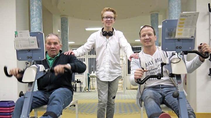 Drei Leipold-Generationen in einem Fitnessraum: Egon (78), Tim (14) und Alexander Leipold (44) haben eine ganz besondere Beziehung zum Bad Rodacher Medical Park. Foto: Berthold Köhler