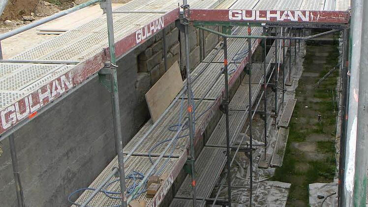 Ein Gerüst umgebiet derzeit die Schleuse.