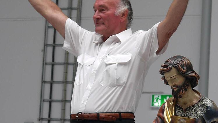 Alle zuhören! Manfred Geiß war sichtlich stolz über den zehn Millionen Euro teuren Erweiterungsbau.