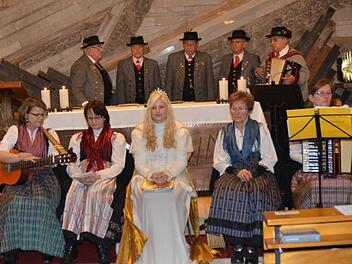 Blick auf die "Fränkische Weihnacht" in der Klinikkapelle mit einem Teil der Mitwirkenden. Hinten die Haache Stöckraache, vorne die Kronicher Maala mit Christkind Melissa Dörfer Foto: eh