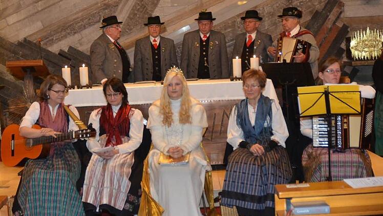 Blick auf die "Fränkische Weihnacht" in der Klinikkapelle mit einem Teil der Mitwirkenden. Hinten die Haache Stöckraache, vorne die Kronicher Maala mit Christkind Melissa Dörfer Foto: eh