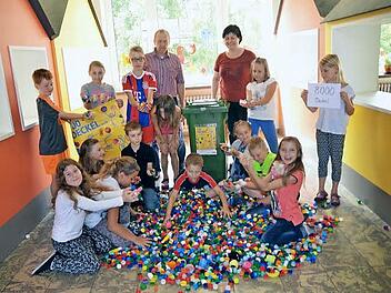Stolz präsentieren Schüler der Grundschule Stockheim ihre Sammlung von 8000 Plastikdeckeln, mit denen sie Schluckimpfungen für an Polio erkrankte Kinder finanzieren. Mit im Bild: Förderlehrer Siegbert Jakob und Rektorin Astrid Kestel Foto: Karl-Heinz Hofmann