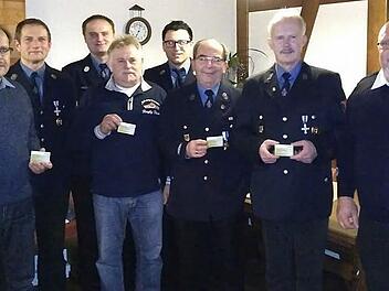 Die Feuerwehrführung mit den langgedienten Feuerwehrkameraden, die die goldene Ehrenamtskarte erhielten. Foto: privat