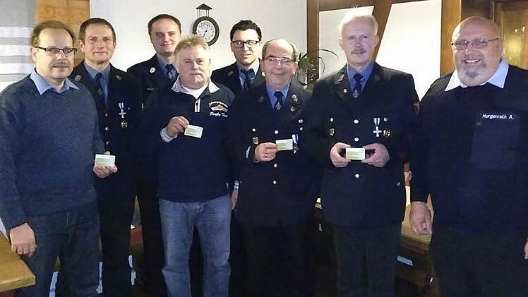 Die Feuerwehrführung mit den langgedienten Feuerwehrkameraden, die die goldene Ehrenamtskarte erhielten. Foto: privat