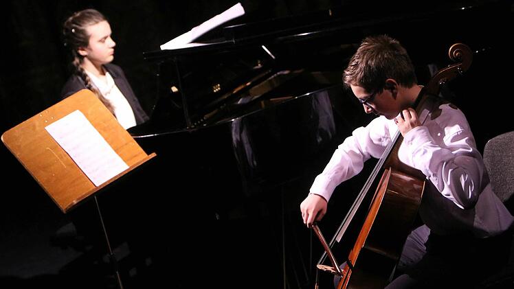 Wolfram Merger am CEllo und Dorothea Merger am Flügel bei der Matinee "Jugend spielt für Jugend" im Landestheater Coburg.Foto: Jochen Berger
