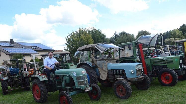 Auch der Vorsitzende der FF Kronach, Stefan Wicklein ist ein Liebhaber alter Traktoren und war mit seinem 60-jährigen Schnauferl nach Knellendorf gekommen. Foto: Karl-Heinz Hofmann